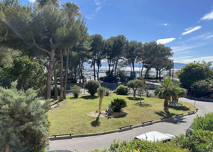 Climatisé Avec Terrasse Et Garage - 4 Couchages, St Raphaël - Fr-1-226a-180 Appartement *