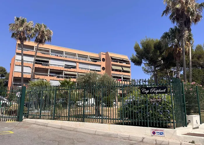 Appartement Climatisé Avec Terrasse Et Garage - 4 Couchages, St Raphaël - Fr-1-226a-180 *