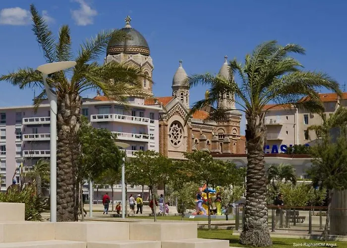 Climatisé Avec Terrasse Et Garage - 4 Couchages, St Raphaël - Fr-1-226a-180 Appartement